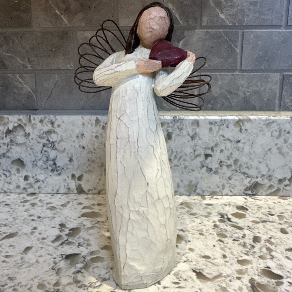 WILLOW TREE ANGEL OF THE HEART FIGURINE DEMDACO (2000) 8" TALL. NWOT. NO BOX